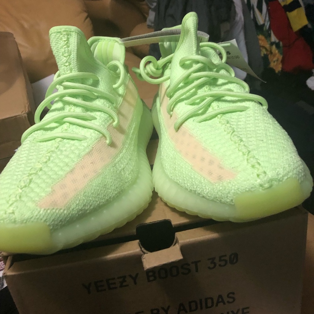 Yeezy boost 350 v2 glow